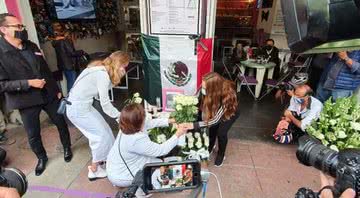Homenagens feitas às vítimas na porta do restaurante - Divulgação/ Twitter/SDP Noticias