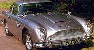 Carro modelo Aston Martin DB5, popularizado pelo espião britânico - Wikimedia Commons