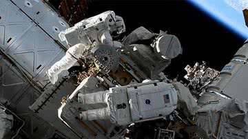 Imagem da caminhada espacial na qual mala de ferramentas foi perdida, na última quarta-feira, 1 - Divulgação/NASA TV
