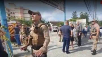 Oficiais do Corpo de Bombeiros e da polícia do lado de fora da creche que foi atacada - Reprodução/Vídeo/GloboNews