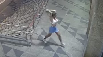A mulher atirando uma pedra contra a igreja - Reprodução/Vídeo de câmera de segurança