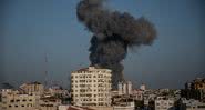 Nuvem de fumaça após ataque aéreo em Gaza no dia 12 de maio de 2021 - Getty Images