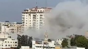 Prédios em chamas durante ataque ocorrido na Faixa de Gaza (território palestino) em maio de 2022 - Divulgação / Youtube /  ONLINE NEWS HUNT