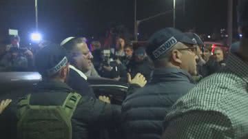 Policiais no local no ataque à sinagoga em Israel - Reprodução/YouTube/CNNBrasil
