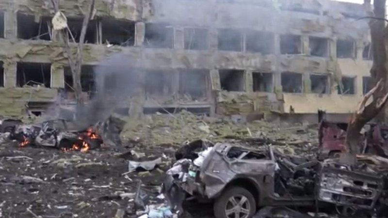 Cidade de Mariupol, na Ucrânia, após bombardeio russo