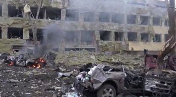 Cidade de Mariupol, na Ucrânia, após bombardeio russo - Divulgação/Vídeo/DailyMail