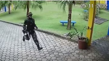 Imagem do atirador invadindo escola em Aracruz, Espírito Santo - Reprodução / Vídeo / Youtube