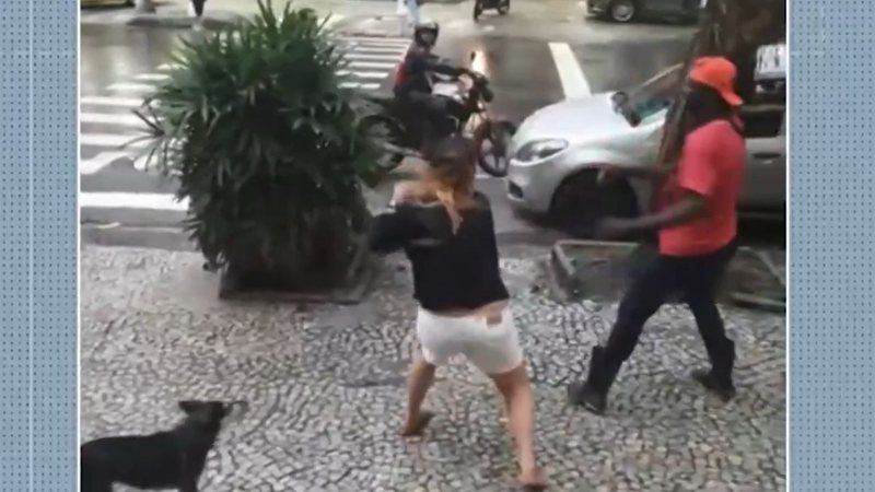 Cena de vídeo onde Sandra Mathias Correia de Sá pode ser vista agredindo o entregador Max Ângelo Santos - Reprodução/Vídeo/g1