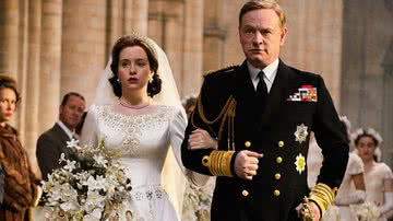 Claire Foy como Elizabeth II (esq.) e Jared Harris como rei George VI (dir.) - Divulgação / Netflix