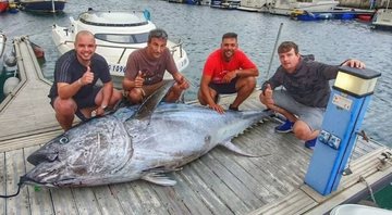 Pescadores com enorme atum-rabilho no mar de Gibraltar, na Espanha - Divulgação/Facebook/Kyle Cavilla