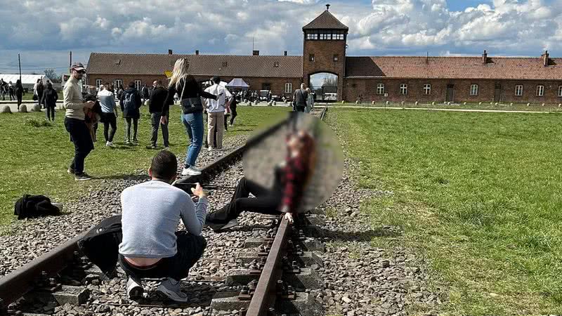 Foto de visitantes em Auschwitz que gerou indignação - Reprodução