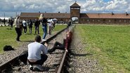 Foto de visitantes em Auschwitz que gerou indignação - Reprodução