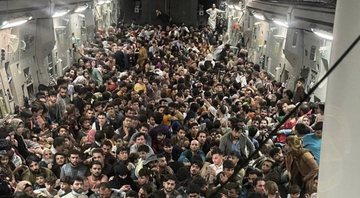 Centenas de afegãos tentando fugir de Cabul - Divulgação/Defense One