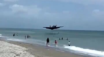 Imagem do avião caindo no mar - Divulgação/Twitter