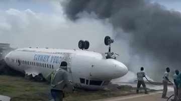 Trecho de vídeo mostrando aeronave capotada - Divulgação/ Youtube/ Voice of America