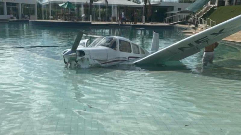 Fotografia do avião já acidentado na piscina do hotel - Divulgação