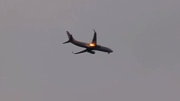 Avião apresentando chamas no motor - Divulgação/ Redes Sociais