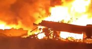 Destroços do avião pegando fogo - Divulgação - Twitter