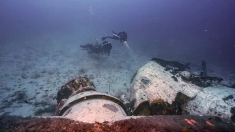 Destroços do avião fotografados no fundo do mar - Crédito: DPAA/Universidade de Malta