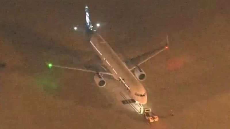 O avião pousando no Aeroporto Internacional de Orlando