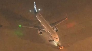 O avião pousando no Aeroporto Internacional de Orlando - Divulgação/WKMG News 6