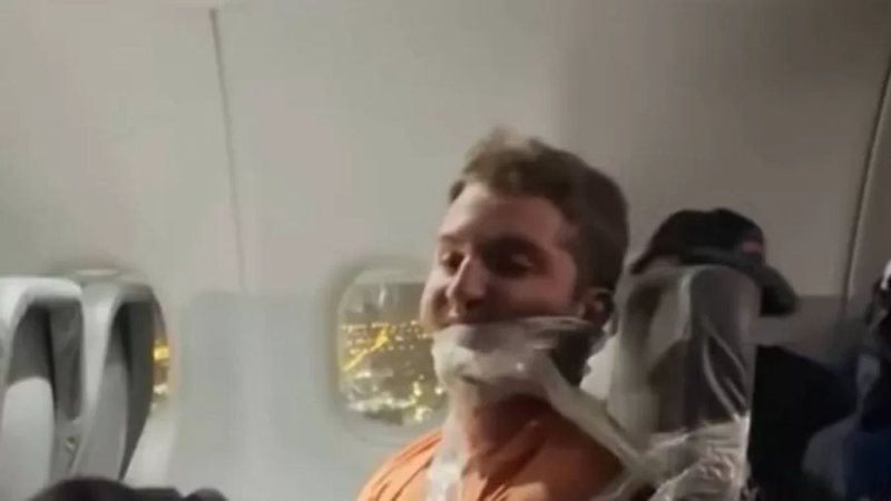 O homem contido com fita adesiva no voo - Divulgação/Youtube