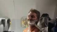 O homem contido com fita adesiva no voo - Divulgação/Youtube
