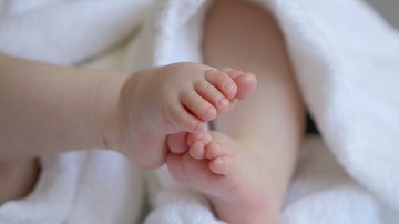 Imagem ilustrativa de pés de bebê - Foto de Marjonhorn, via Pixabay