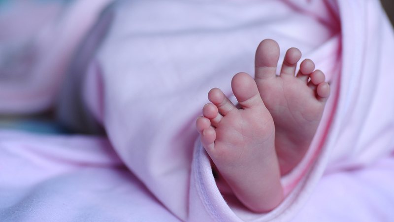 Imagem ilustrativa com pés de bebê - Foto de christianabella, via Pixabay