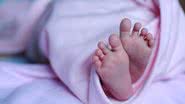 Imagem ilustrativa de pés de bebê - Foto de christianabella, via Pixabay