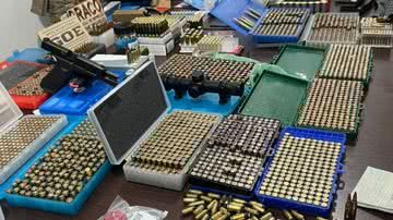 Armas e munições apreendidas na casa do suspeito - Divulgação / Polícia Civil