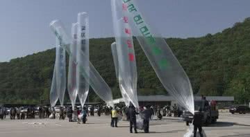 Desertores norte-coreanos preparam o envio de balões, em 2014 - Divulgação