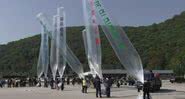 Desertores norte-coreanos preparam o envio de balões, em 2014 - Divulgação