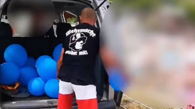 Imagem do suposto neonazista distribuindo balões em entrada de jardim de infância - Reprodução/Video