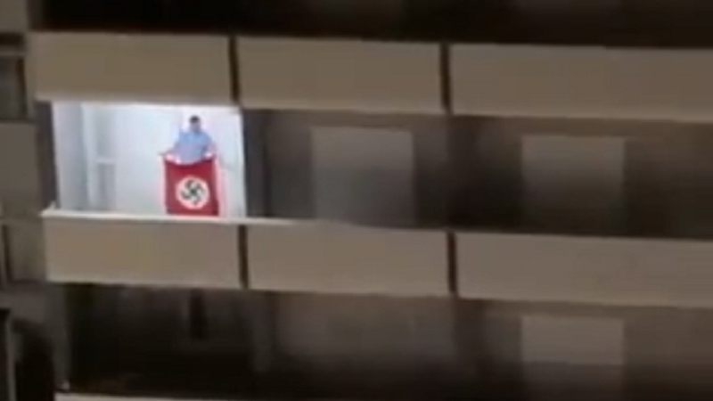 Homem sacudindo a bandeira nazista em apartamento em SC - Divulgação/Twitter/Rodrigo Sartori