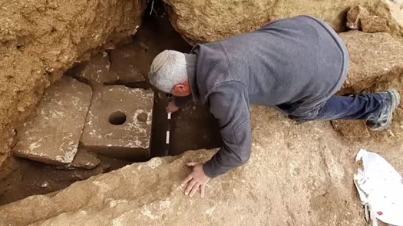 Pesquisadores analisando a descoberta - Divulgação/Israel Antiquities Authority