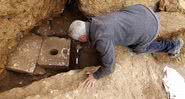Pesquisadores analisando a descoberta - Divulgação/Israel Antiquities Authority