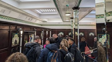 Fotografia registra visitantes em fila para acessar banheiro histórico parisiense - Divulgação / Redes sociais / Karen Taïeb