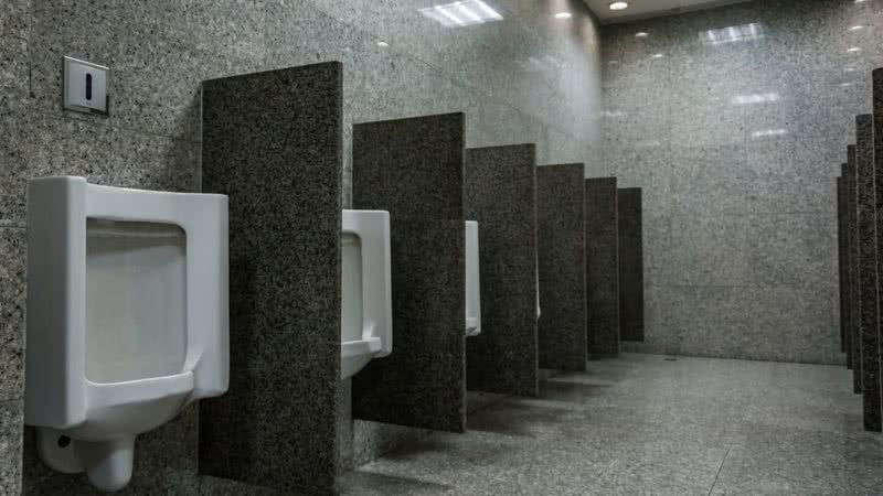 Fotografia meramente ilustrativa de banheiro masculino
