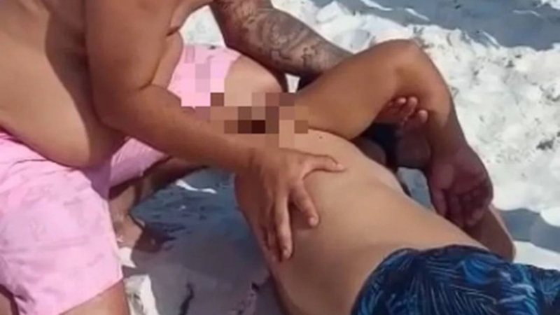Homem recebendo primeiros socorros na Praia do Forte, em Cabo Frio - Divulgação/Vídeo/Redes sociais