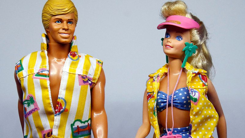 Uma das muitas versões da boneca Barbie e do Ken - Getty Images
