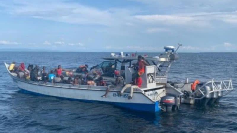 O barco lotado de imigrantes haitianos - Divulgação/Marinha da Colômbia