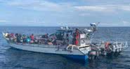 O barco lotado de imigrantes haitianos - Divulgação/Marinha da Colômbia