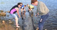 Família com barco de 4 mil anos encontrado em lago na Irlanda - Divulgação