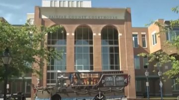 Barco colocado na frente do tribunal na Virgínia, nos EUA - Divulgação/Youtube/The Independent