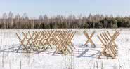Barricada militar disposta na fronteira entre Rússia e Ucrânia - Getty Images
