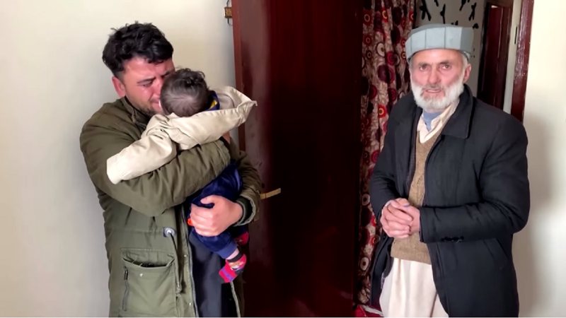 Momento em que o taxista Hamid Safi devolveu o pequeno Sohail a seu avô - Divulgação/YouTube/Reuters