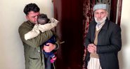 Momento em que o taxista Hamid Safi devolveu o pequeno Sohail a seu avô - Divulgação/YouTube/Reuters