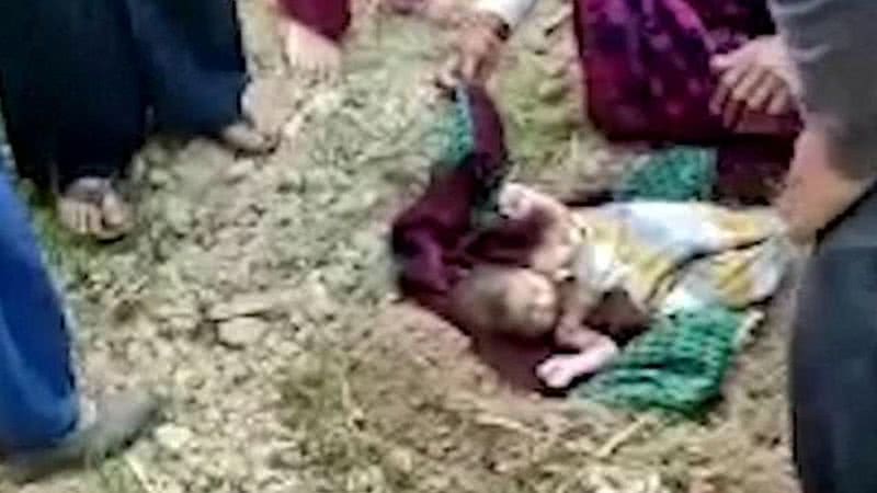 Bebê sendo desenterrado por locais na Índia - Divulgação
