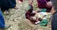 Bebê sendo desenterrado por locais na Índia - Divulgação